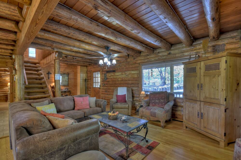 Photo of Livingroom in Eagle Mountain