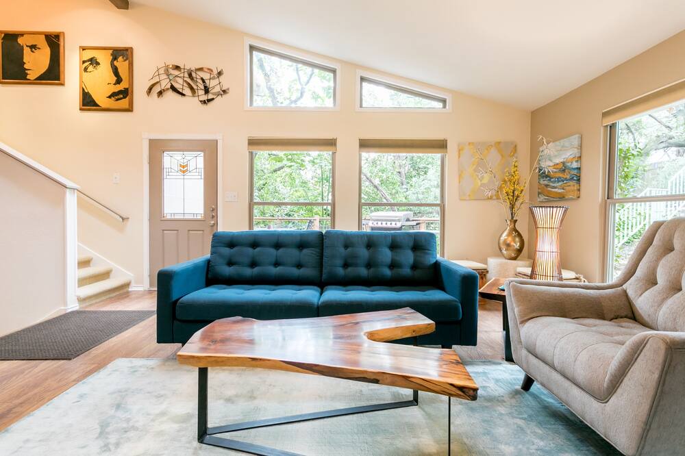 Photo of Livingroom in South Manchaca