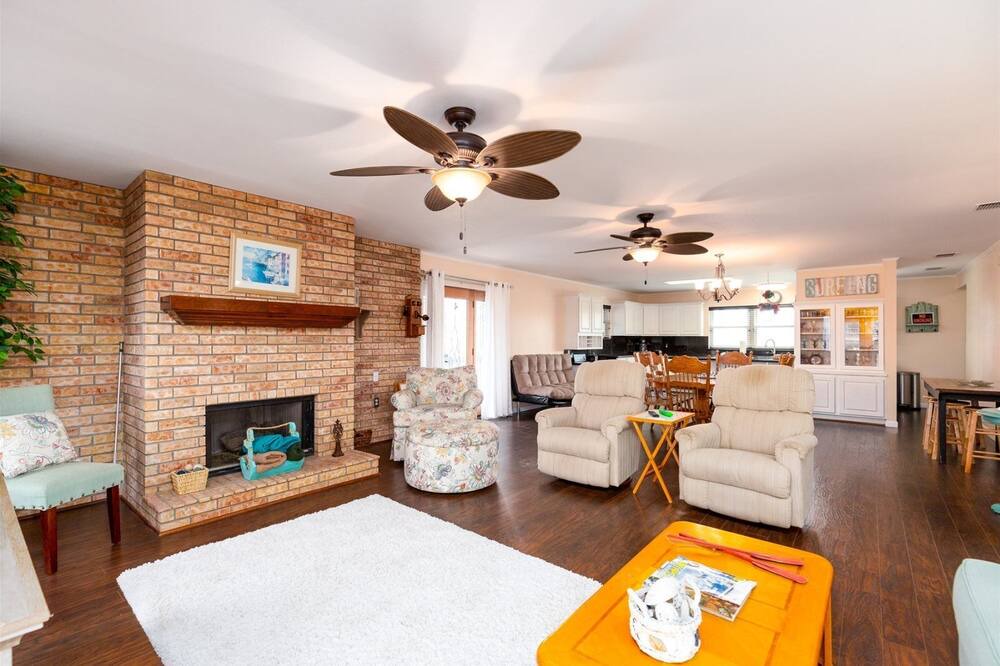 Photo of Livingroom in City-by-the Sea