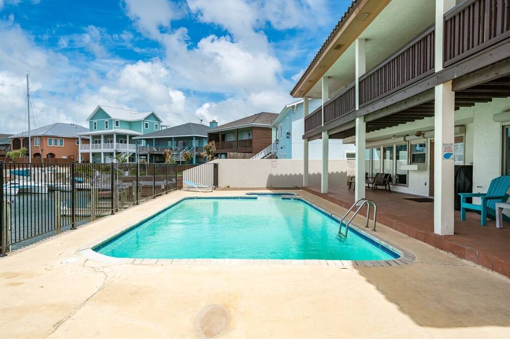 Photo of Outdoor in City-by-the Sea