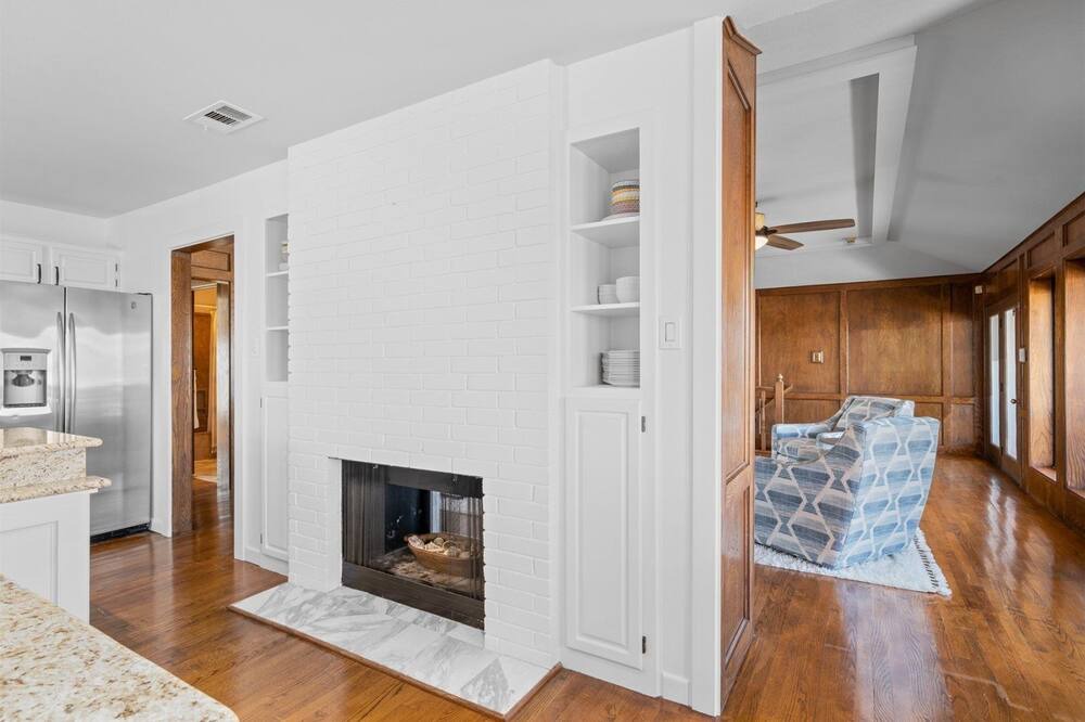 Photo of Livingroom in City-by-the Sea