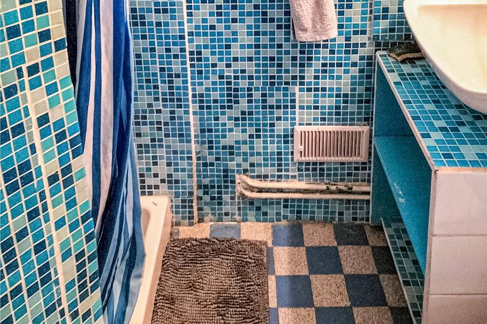 Photo of Bathroom in Tredrez-Locquemeau