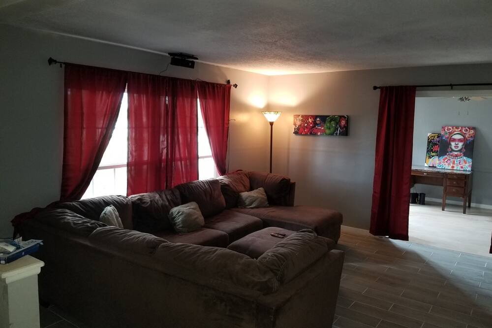 Photo of Livingroom in Biggs Field