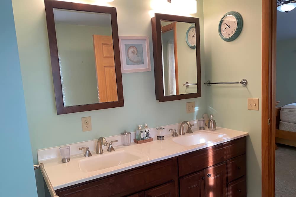 Photo of Bathroom in Brier Hill