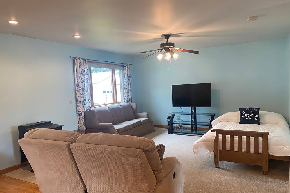 Photo of Livingroom in Brier Hill