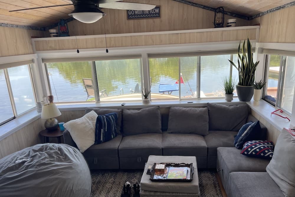 Photo of Livingroom in Sparta Township