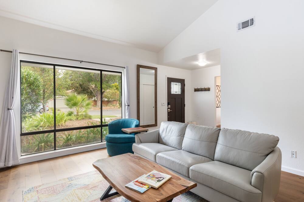 Photo of Livingroom in St. Helena