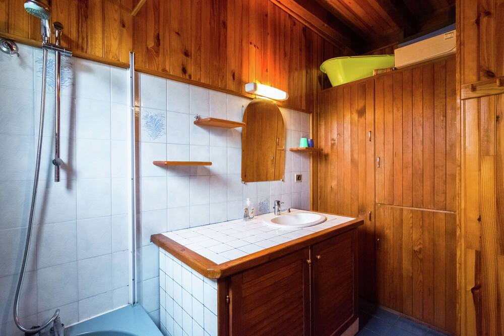 Photo of Bathroom in Sainte-Eulalie-en-Born