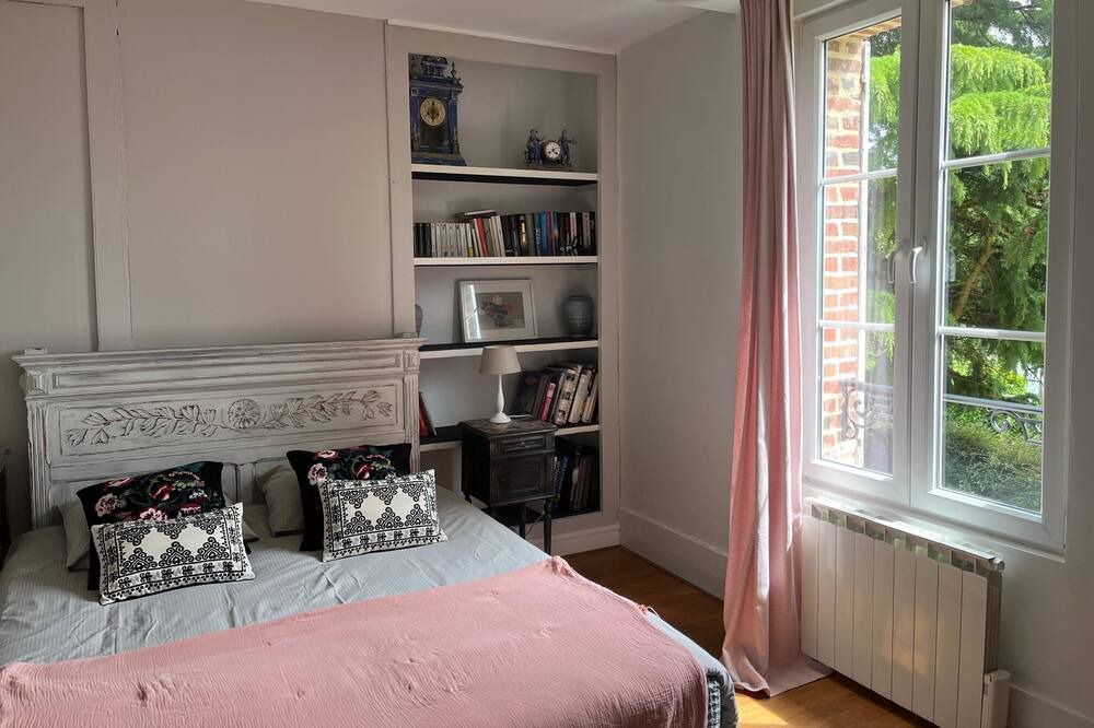 Photo of Bedroom in Ablon