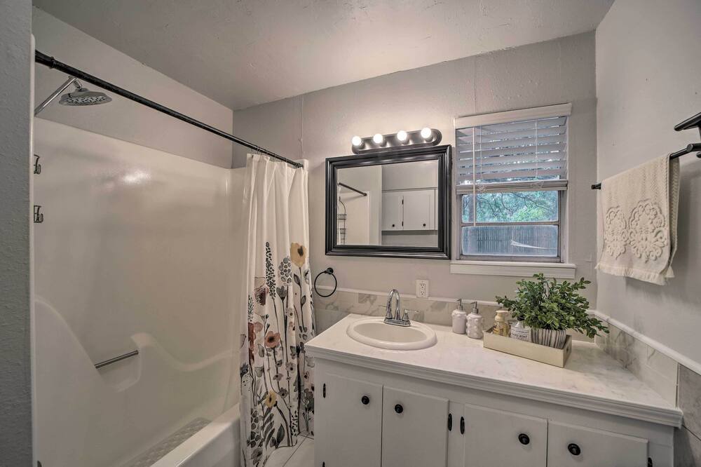 Photo of Bathroom in Canadian