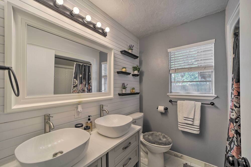 Photo of Bathroom in Canadian