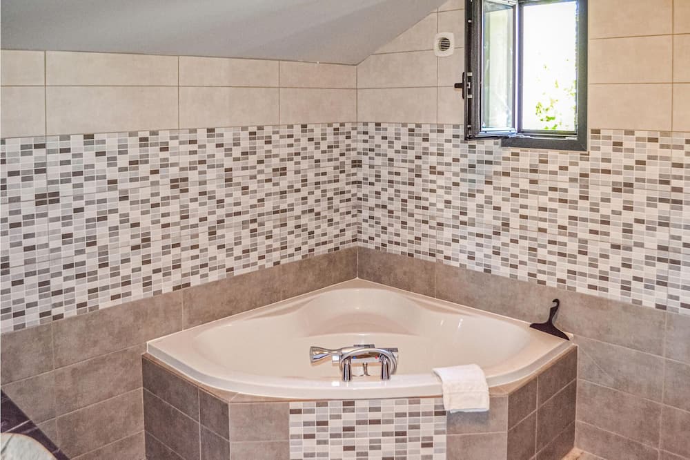 Photo of Bathroom in Mugron