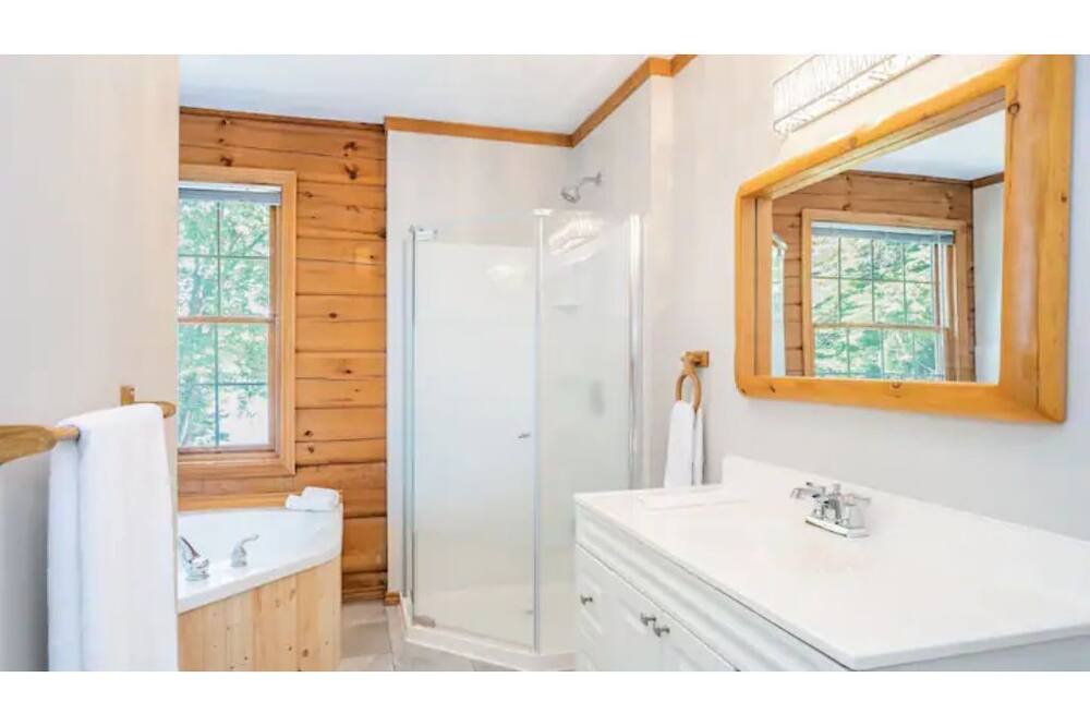 Photo of Bathroom in Gravenhurst