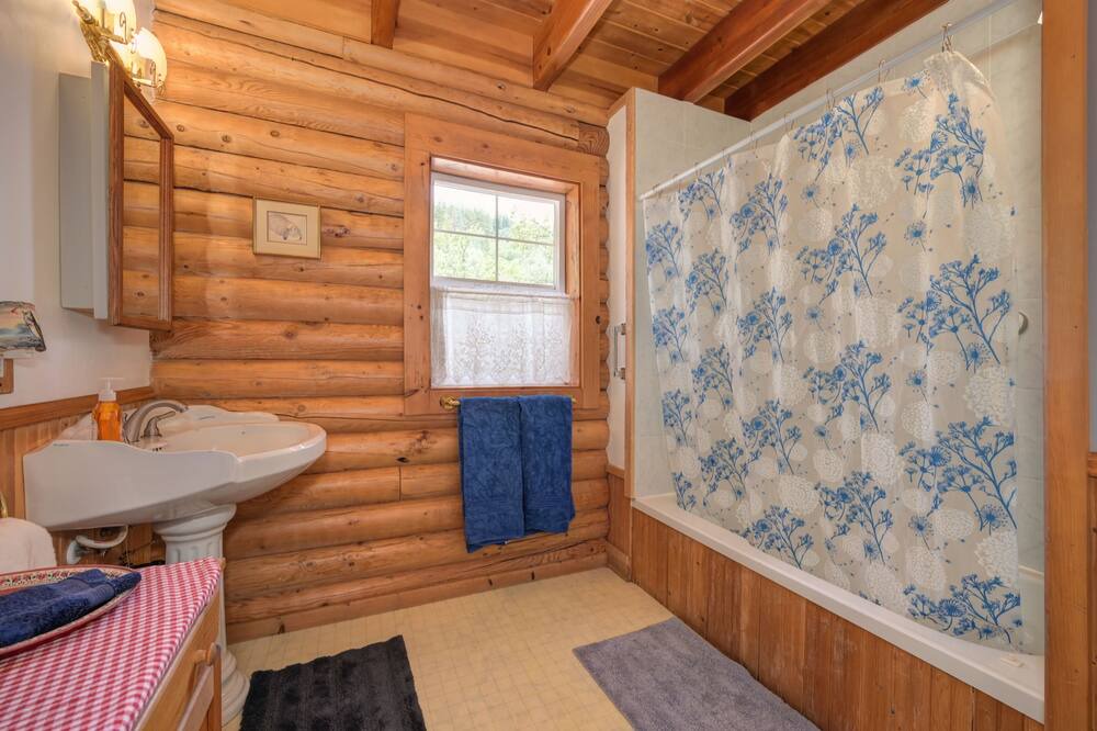 Photo of Bathroom in Alta Sierra