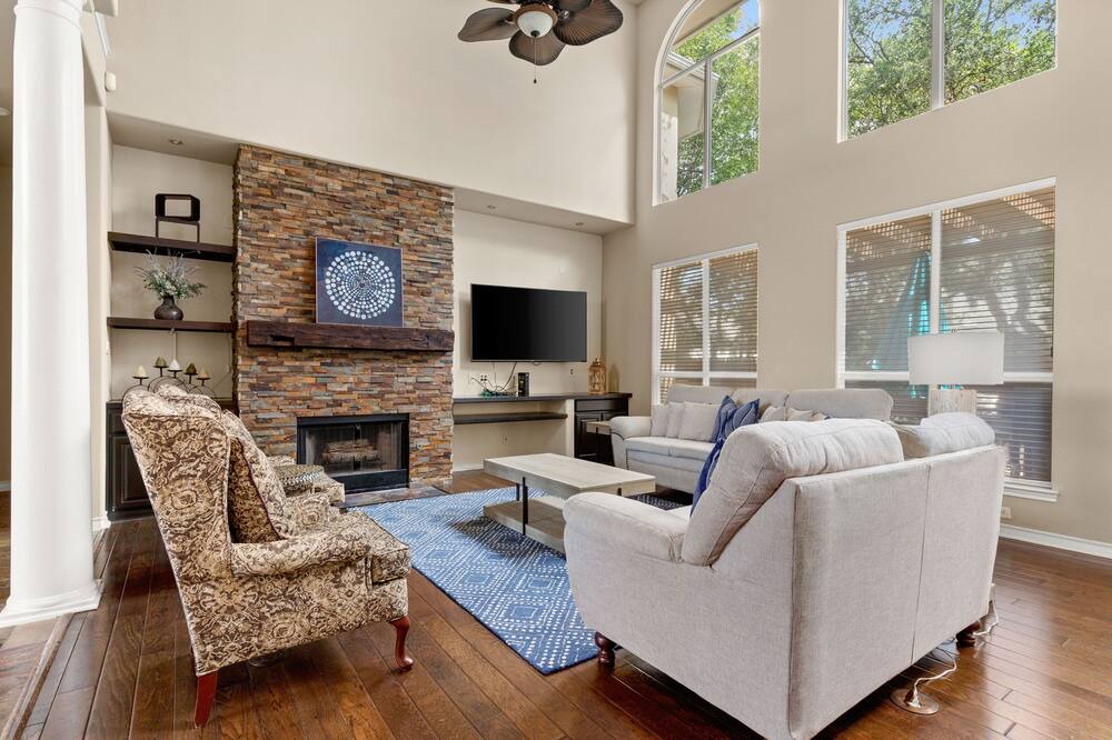 Photo of Livingroom in Far North Central