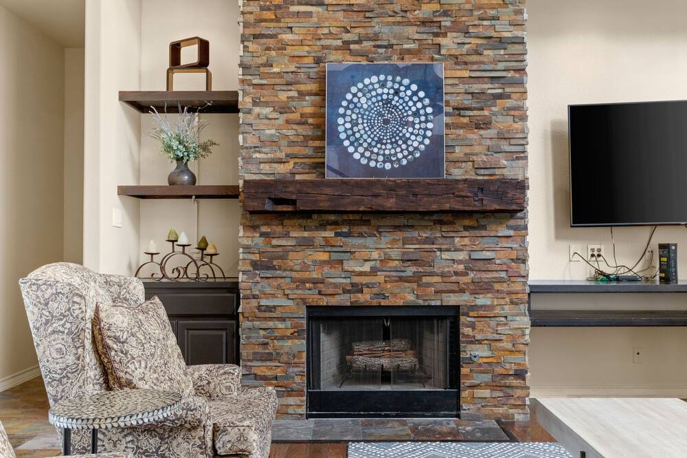 Photo of Livingroom in Far North Central