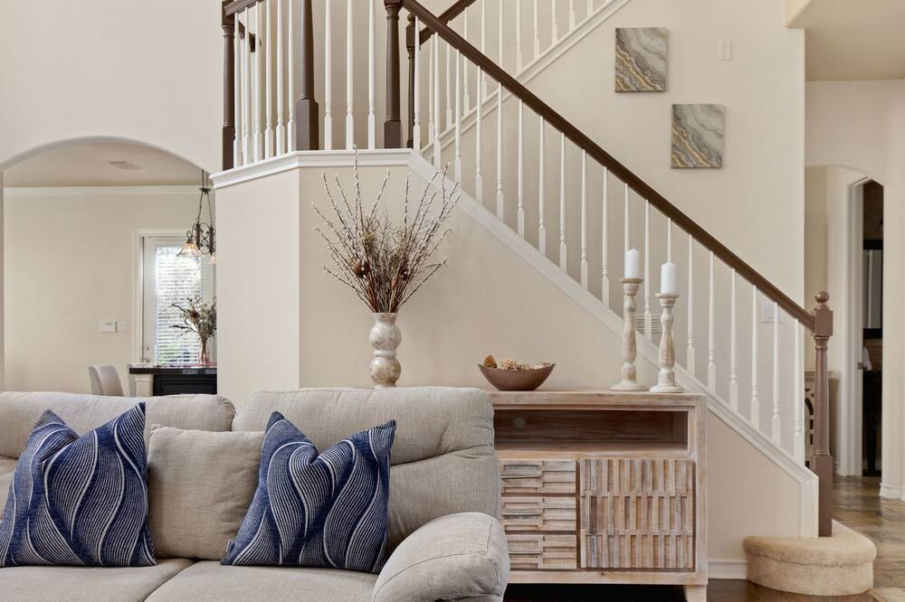 Photo of Livingroom in Far North Central
