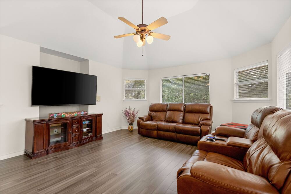 Photo of Livingroom in Far North Central