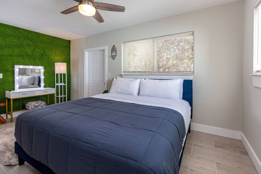 Photo of Bedroom in Surfside