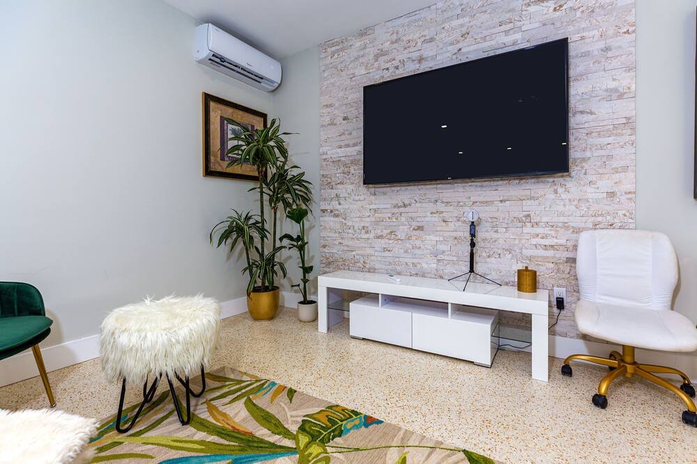 Photo of Bedroom in Surfside