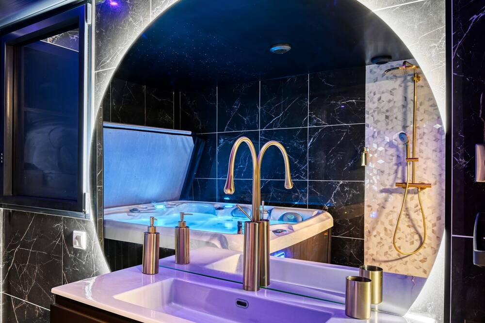 Photo of Bathroom in Saint-Cyr-l'Ecole