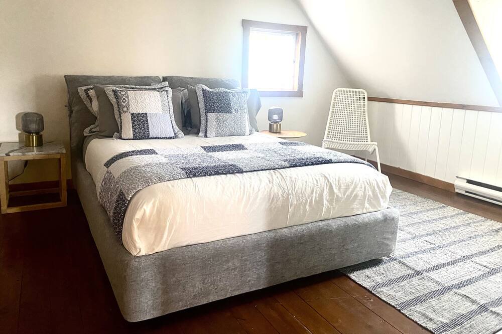 Photo of Bedroom in Saint-Jean-de-l'lle-d'Orleans