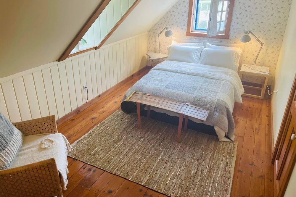 Photo of Bedroom in Saint-Jean-de-l'lle-d'Orleans