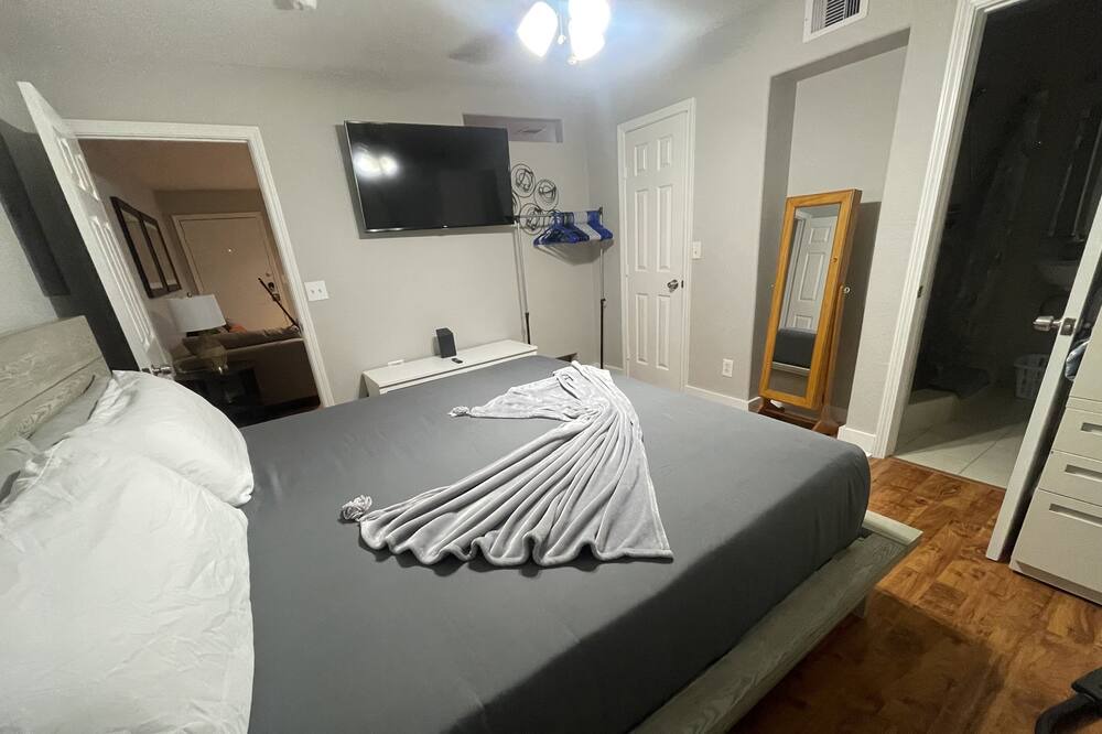 Photo of Bedroom in Midtown