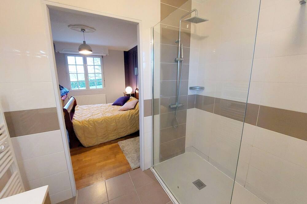 Photo of Bathroom in Plouenan