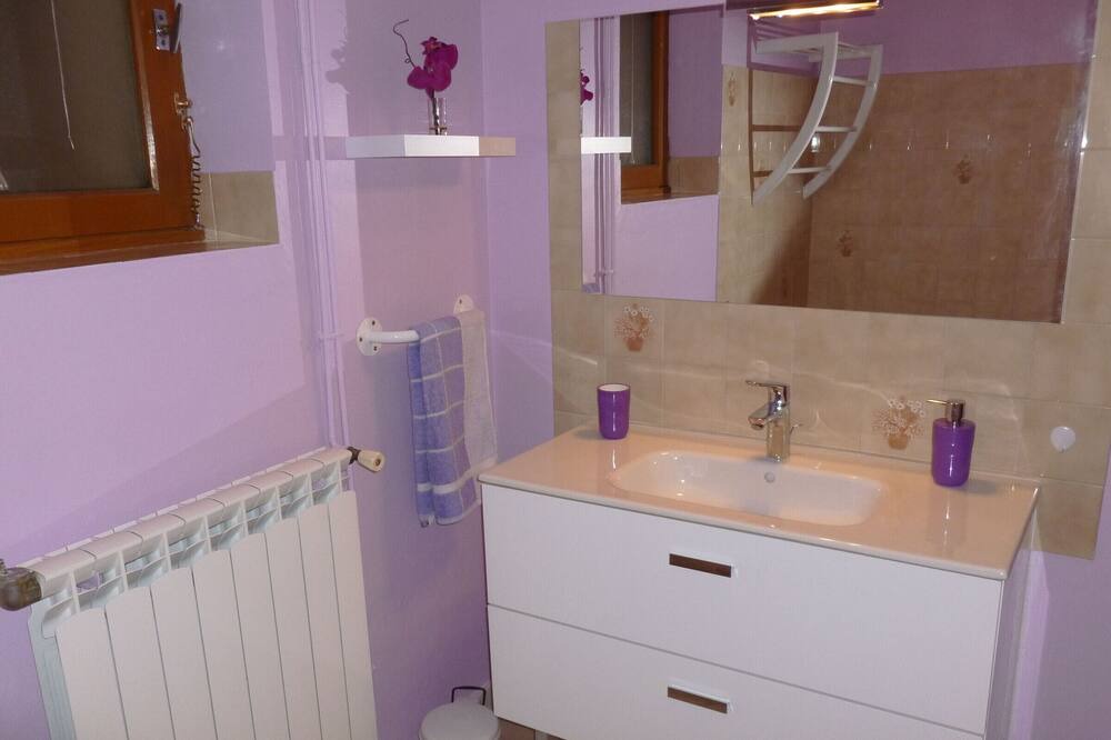 Photo of Bathroom in Recoules-Previnquieres