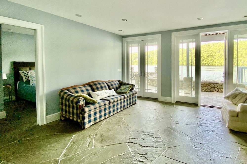 Photo of Livingroom in South Britain