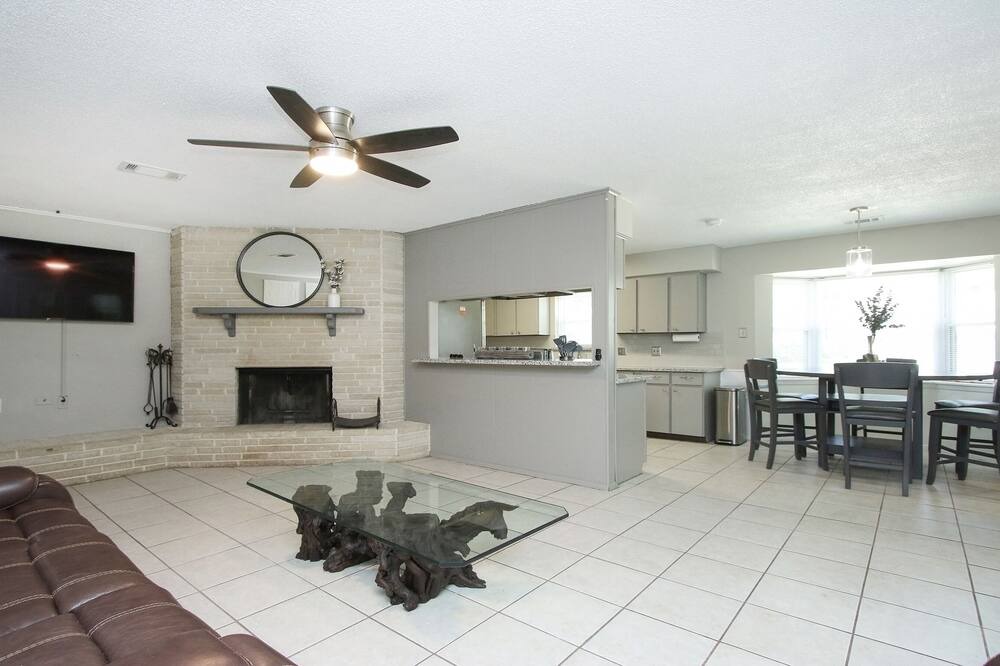 Photo of Livingroom in Spring Branch Central