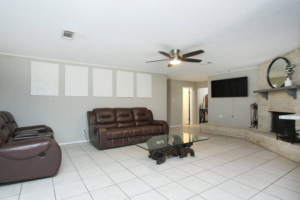 Photo of Livingroom in Spring Branch Central