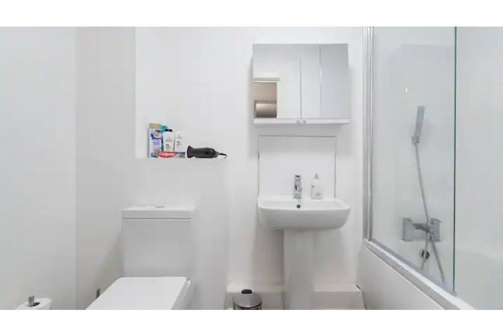 Photo of Bathroom in George Green