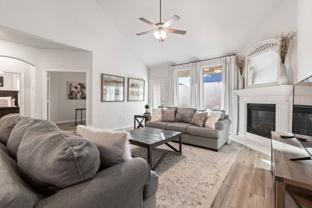 Photo of Livingroom in Aubrey