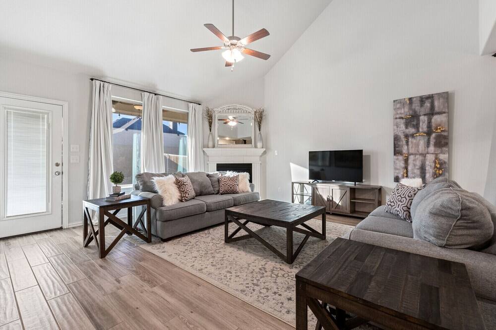 Photo of Livingroom in Aubrey