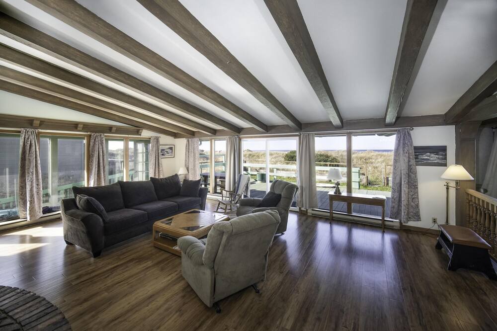 Photo of Livingroom in Bayshore
