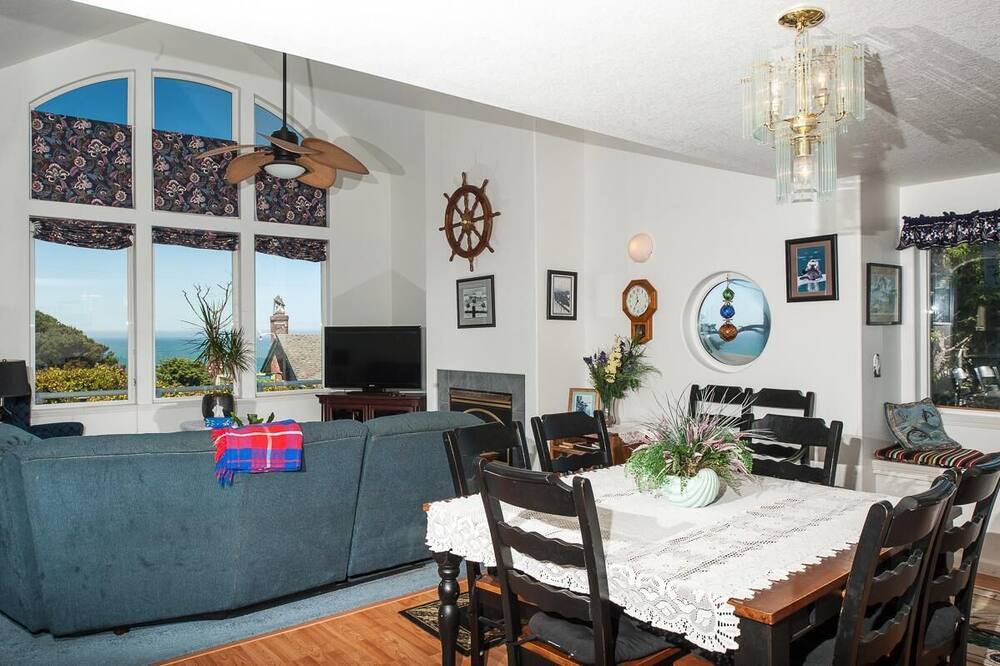 Photo of Livingroom in Seal Rock