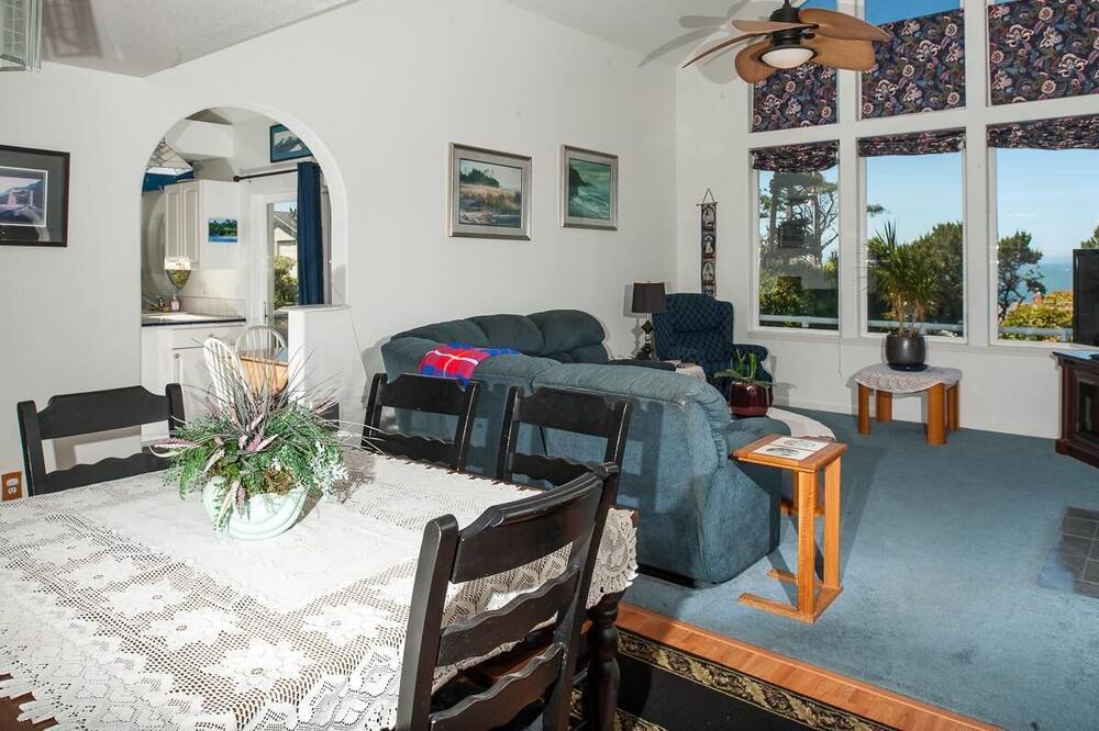 Photo of Livingroom in Seal Rock