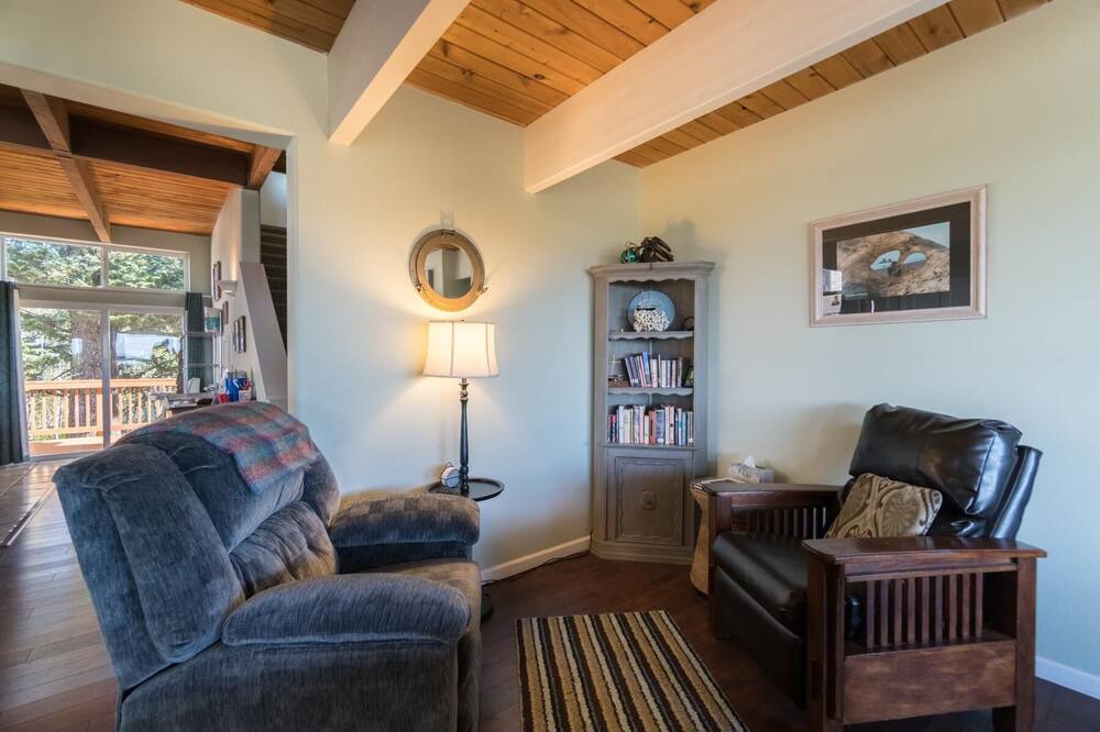 Photo of Livingroom in Rockaway Beach