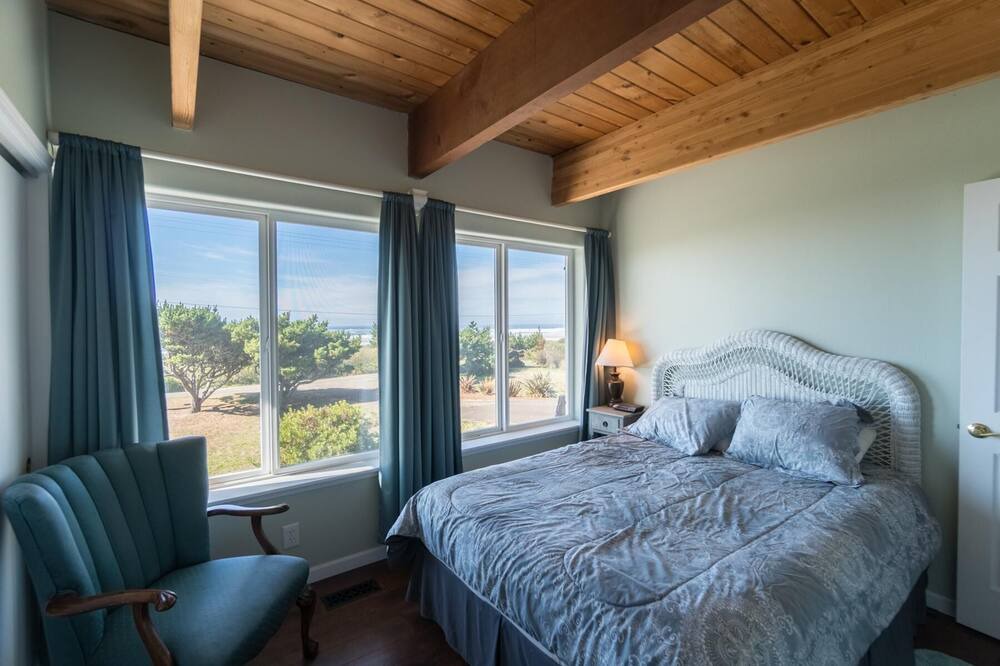 Photo of Bedroom in Rockaway Beach