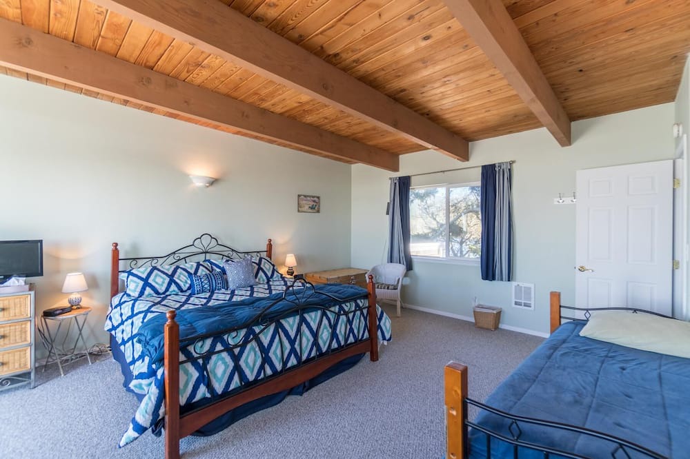 Photo of Bedroom in Rockaway Beach