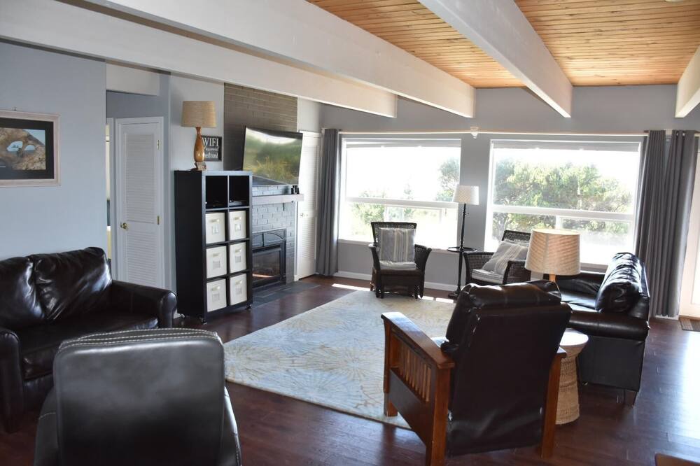 Photo of Livingroom in Rockaway Beach
