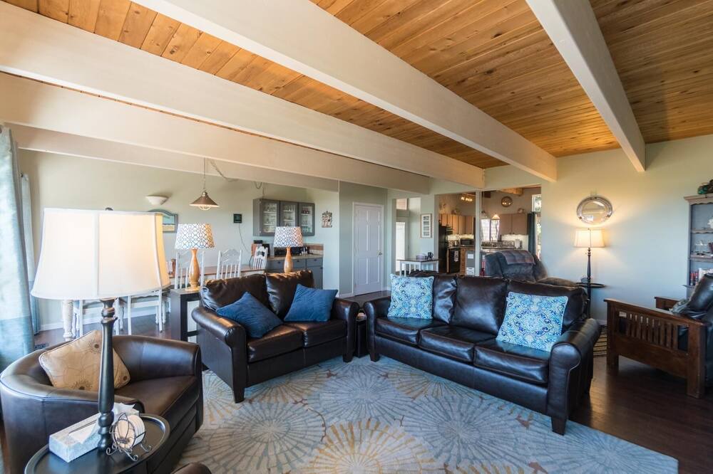 Photo of Livingroom in Rockaway Beach