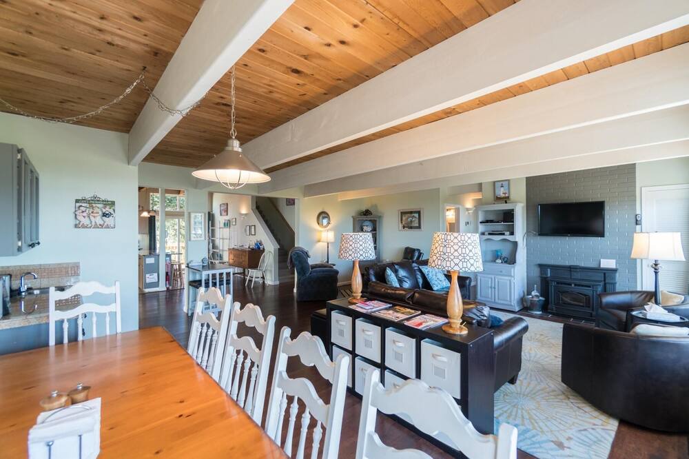 Photo of Livingroom in Rockaway Beach
