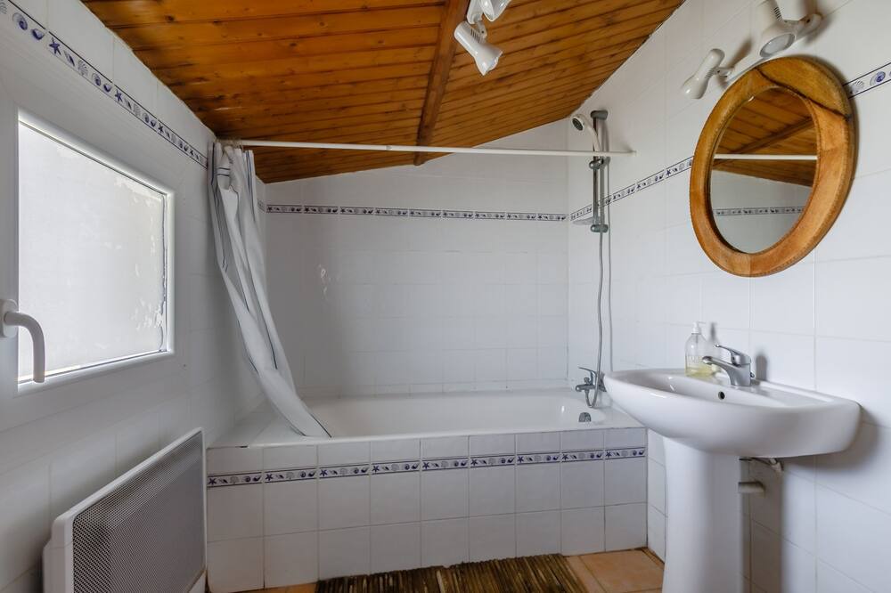 Photo of Bathroom in Beauvoir-sur-Mer