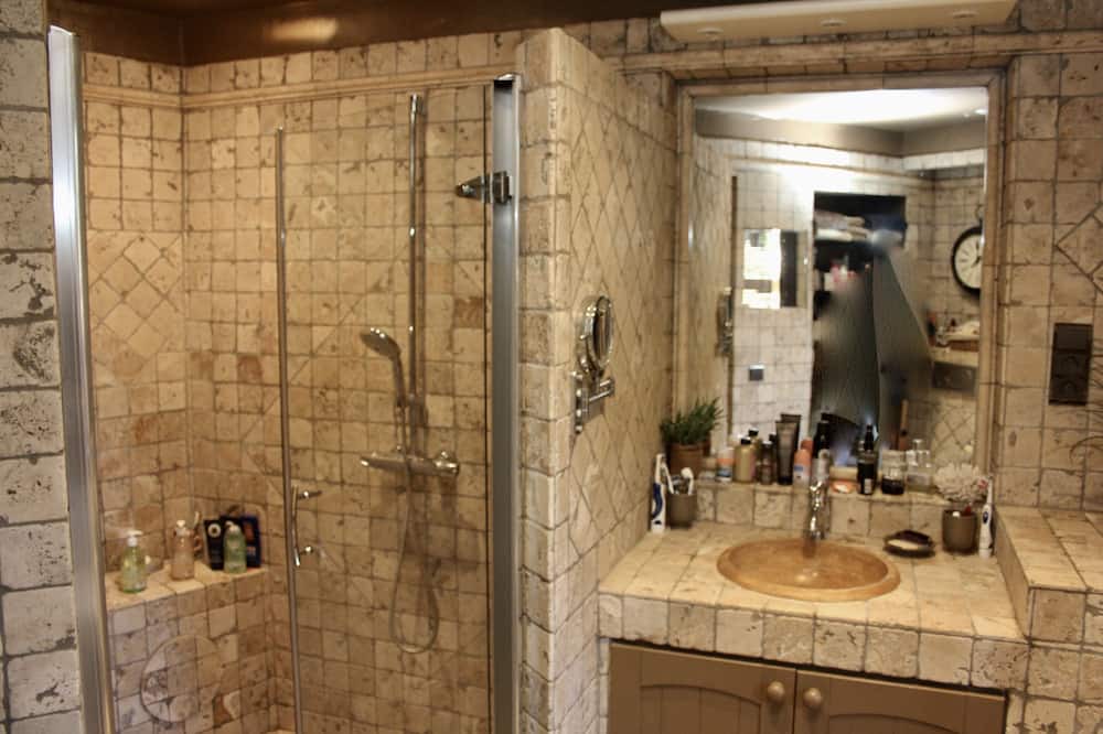 Photo of Bathroom in Chateauneuf-le-Rouge