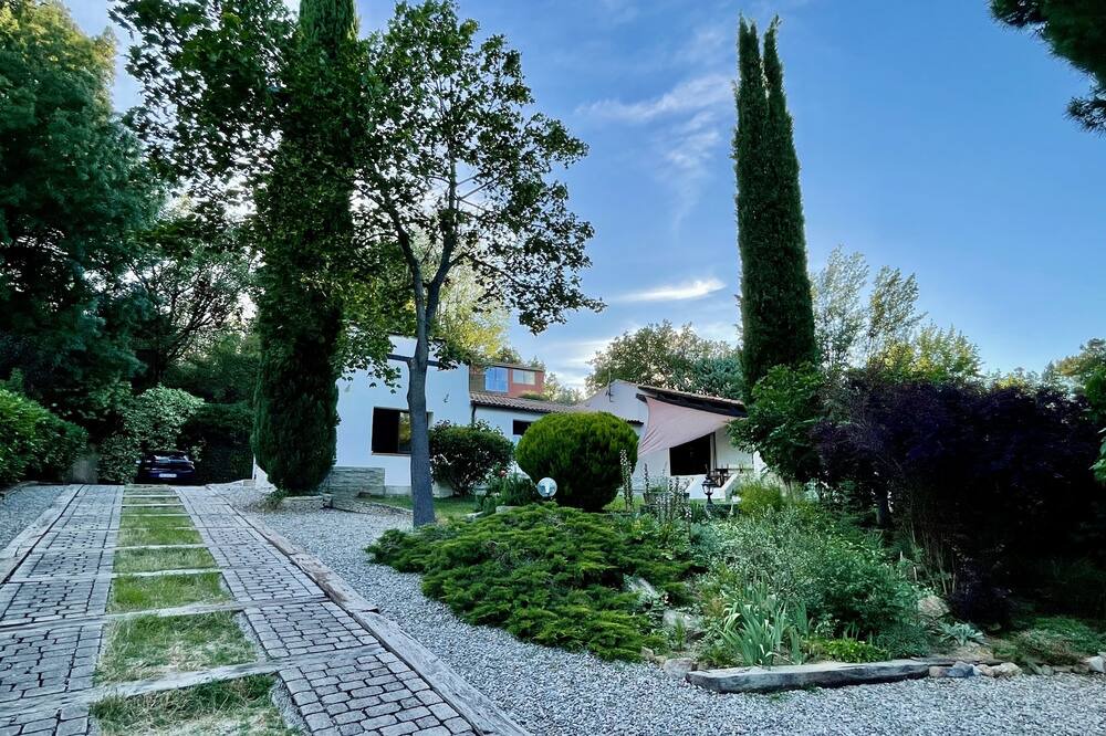 Photo of Outdoor in Chateauneuf-le-Rouge