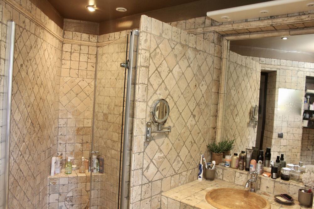 Photo of Bathroom in Chateauneuf-le-Rouge