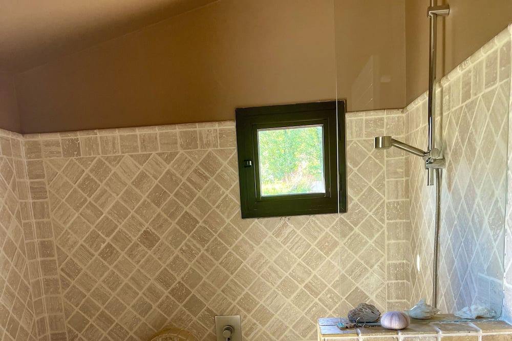 Photo of Bathroom in Chateauneuf-le-Rouge